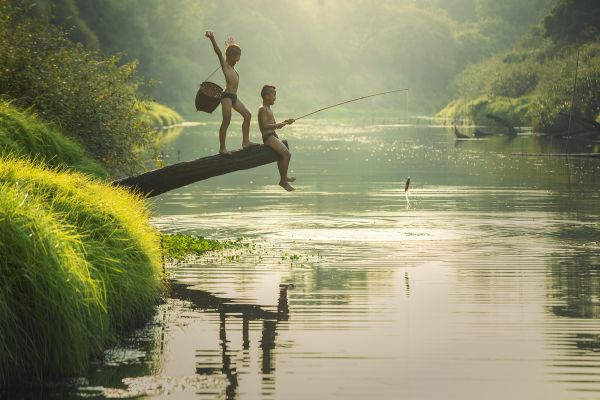 河边钓鱼的两个小孩