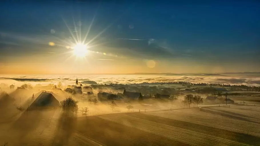 清晨农场，太阳升起，大雾消散