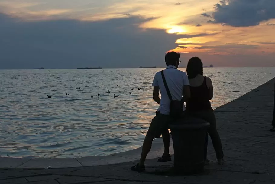 日落，恋爱，男孩女孩坐在海边