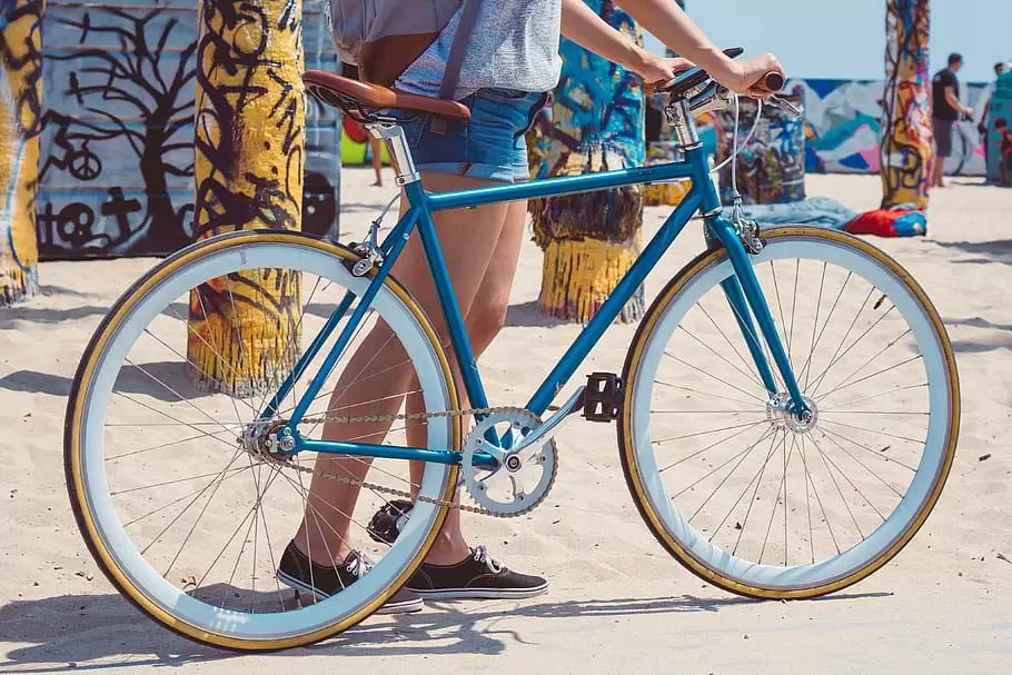 现代蓝色自行车, 运动