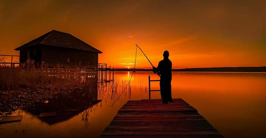 夕阳下，一个人正在钓鱼